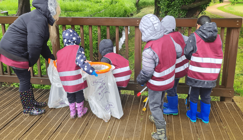 Pinner Park pupils collecting litter at Headstone Manor Park